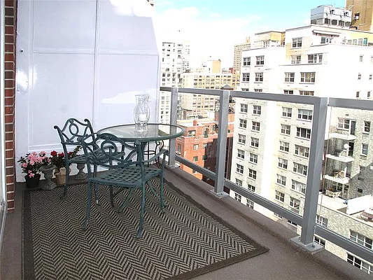 Sold by R New York | media 40