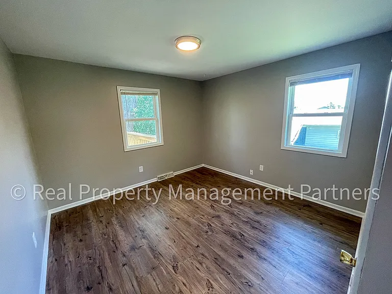 3920 Camelot Dr SE — Photo 12