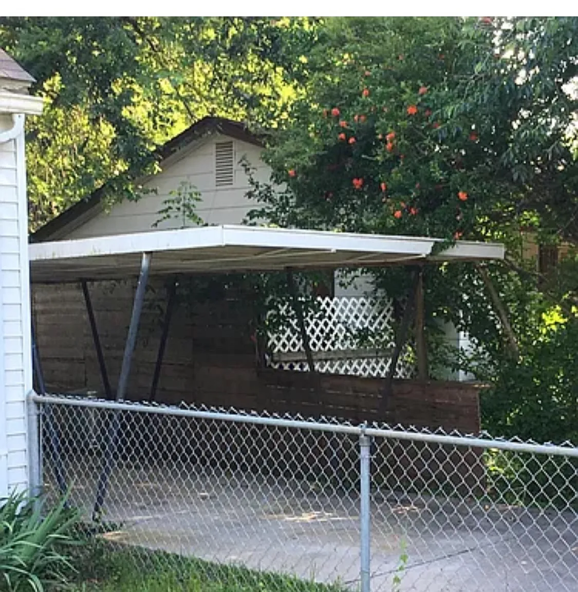 910 E Comanche St — Photo 3