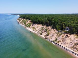 7 E Fox Farm Rd, Manistee, MI 49660