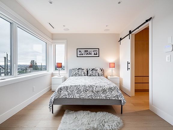4th image of 3674 Oxford St #2