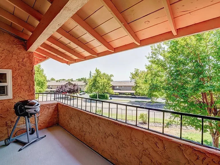 Riverview Condominiums — Photo 14