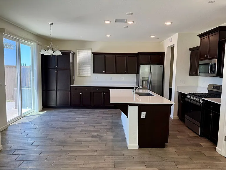 2062 N Perry Ln — Photo 8