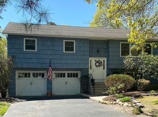 3 Greenleaf Rd, Hampton Bays, NY 11946