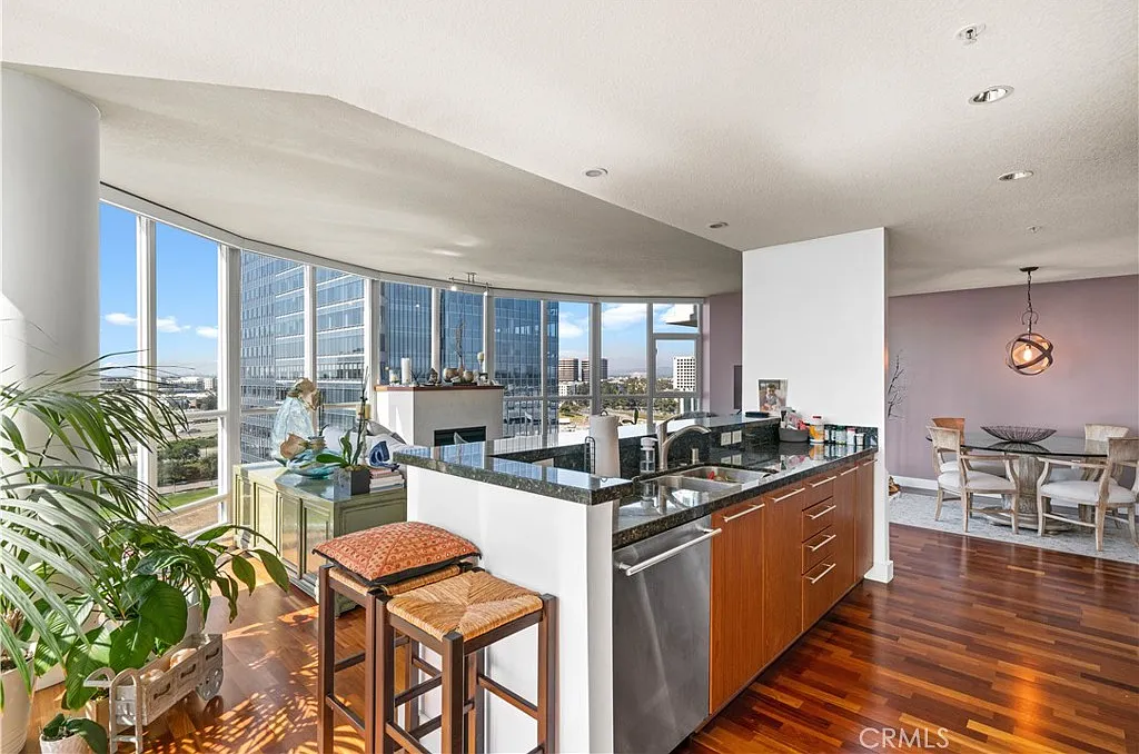 2 bed, 1520 sqft, $6,500 — Photo 2
