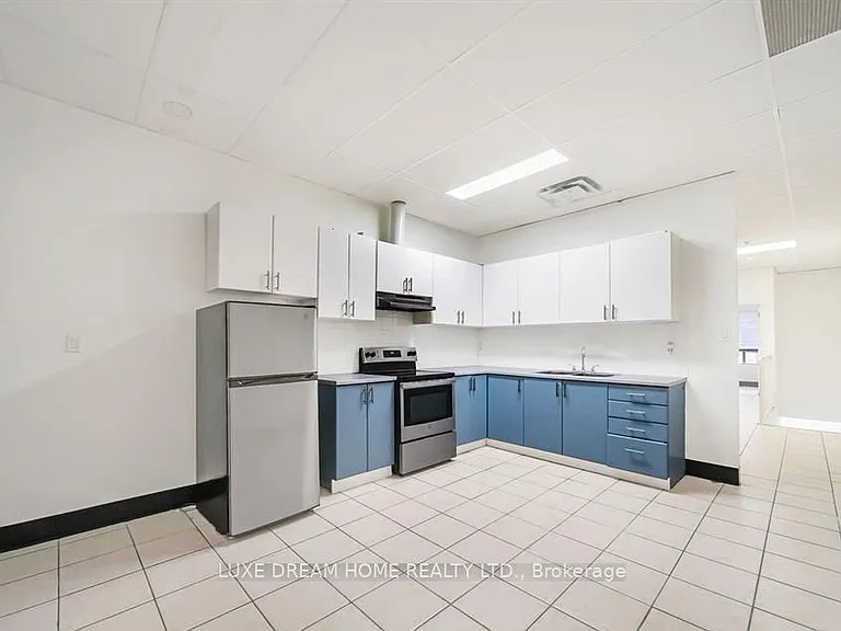 842 Dundas St W — Photo 9