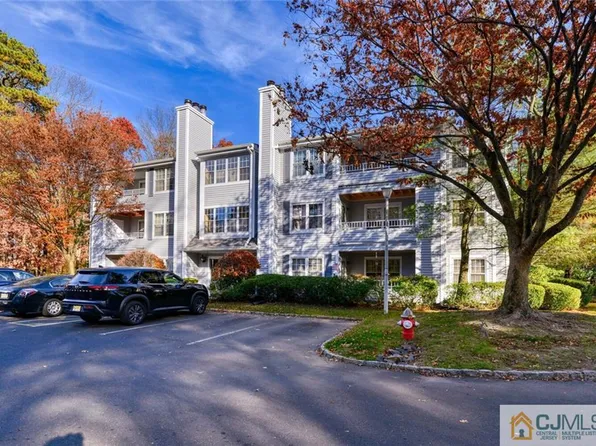 1002 Meadow Ct, Helmetta, NJ 08828