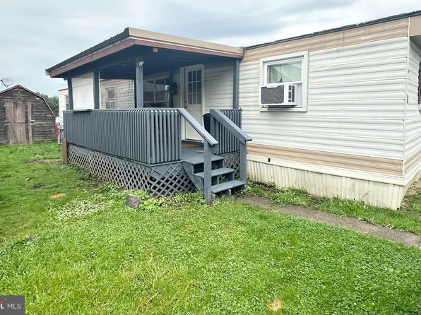 2 Woodland Ln, Mertztown, PA 19539