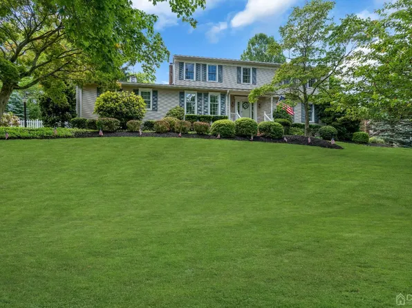 4 Seward Dr, Ocean, NJ 07712