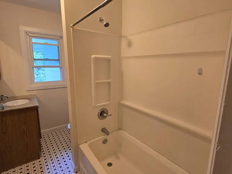 239 Lakeshore Dr #5 — Photo 1