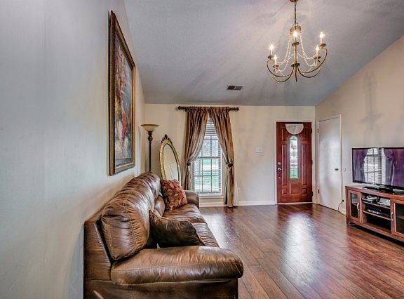 4th image of 2570 Country Trail Dr