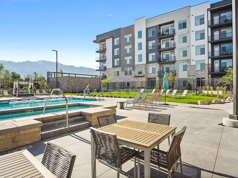 Seven Skies Apartments — Photo 49