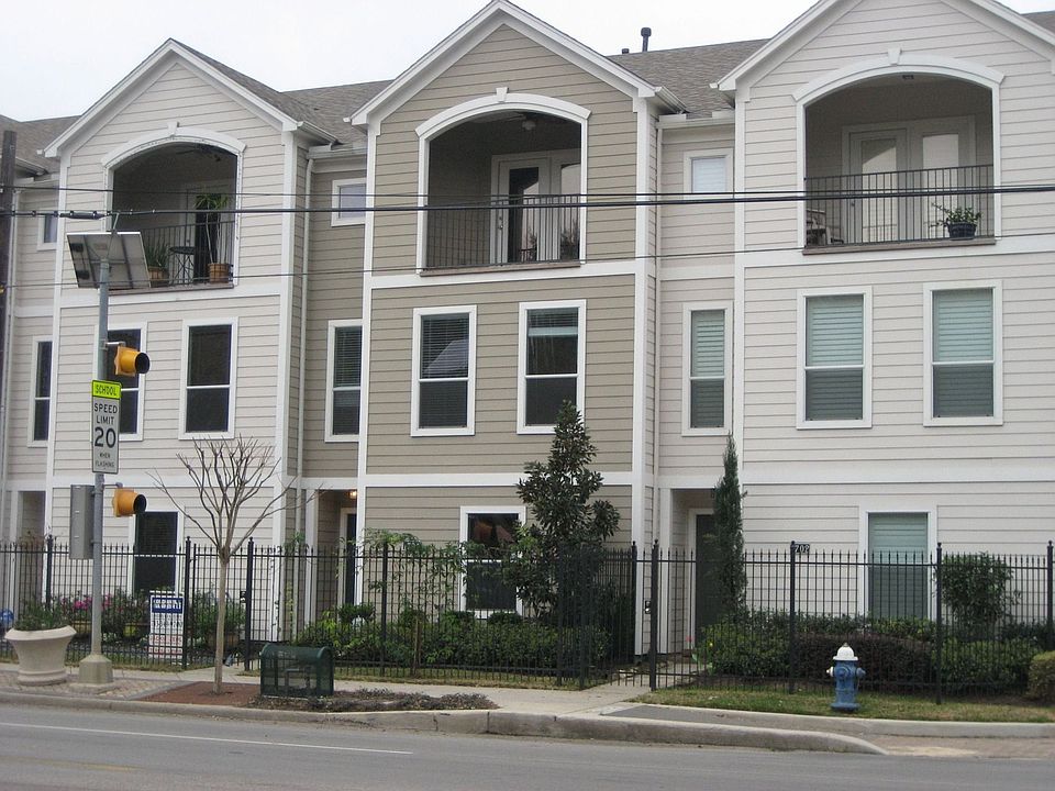 1704 Elgin