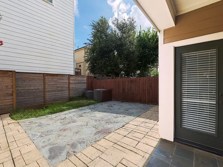 5516 Larkin St — Photo 26