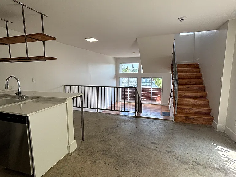 843 Robinson St — Photo 6