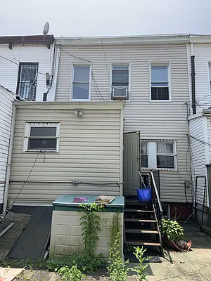 Sold by Remax IQ | media 17