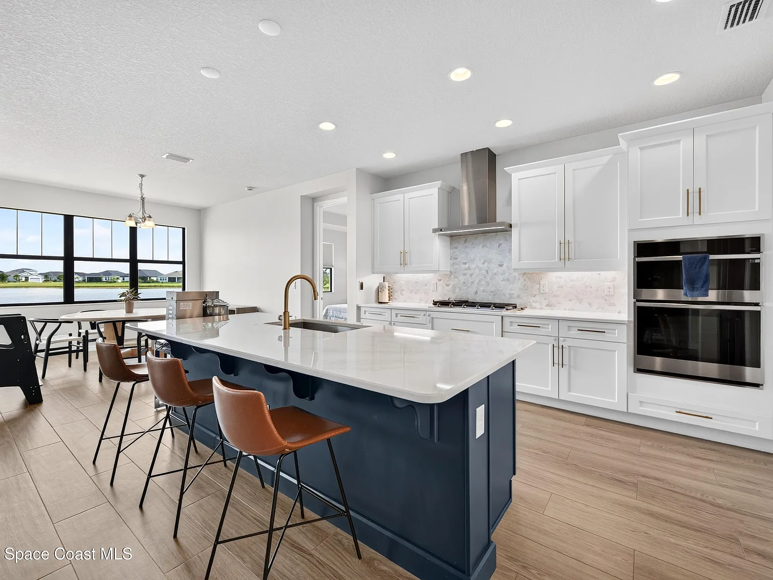 4 bed, 3.0 bath, 2357 sqft, $4,500 — Photo 2