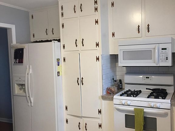 Bright and fresh tiled kitchen, plenty of cabinet space