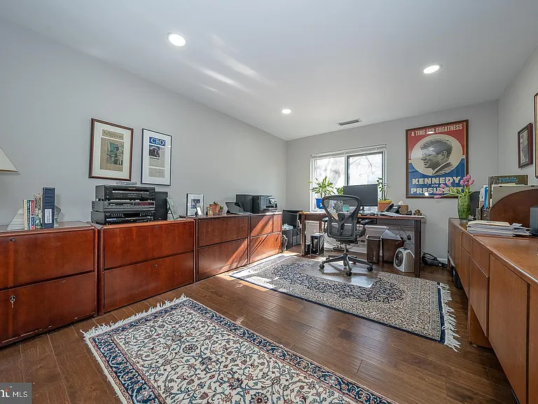 1710 Oakwood Ter #B — Photo 15