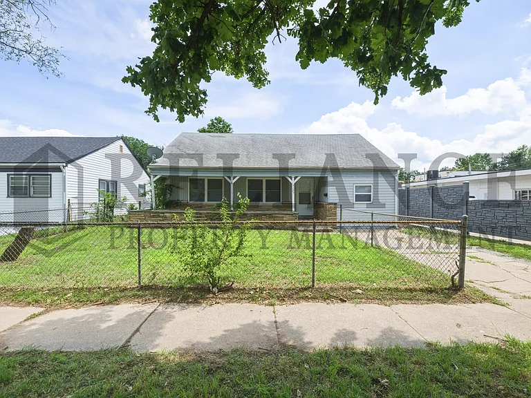 3123 W Douglas Ave — Photo 1