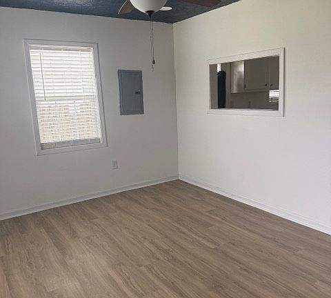3rd image of 52 Wisteria Ave