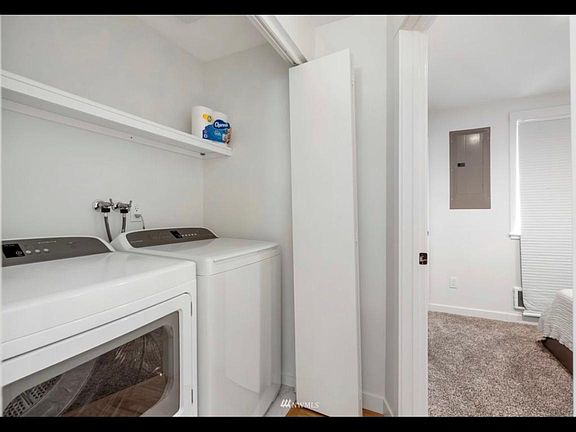 5th image of 537 Malibu Dr SE