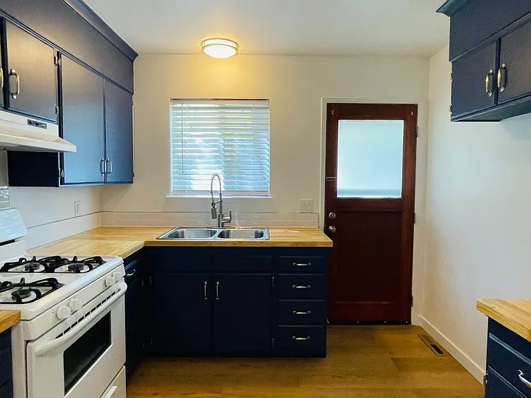 414 W 10th St — Photo 11