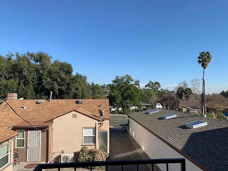 1605 N Altadena Dr — Photo 3