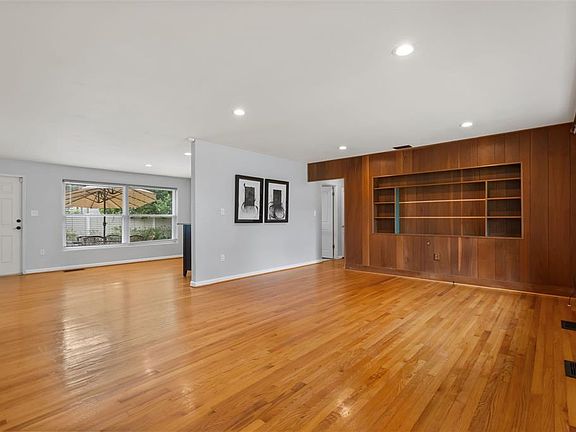 3rd image of 610 SWEETBRIAR ROAD
