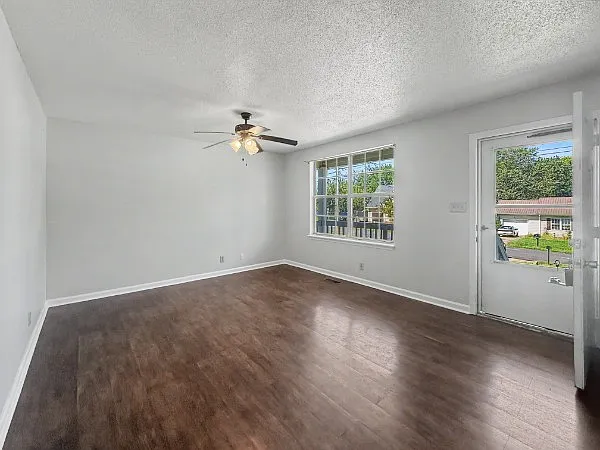 3 bed, 1080 sqft, $1,400 — Photo 2