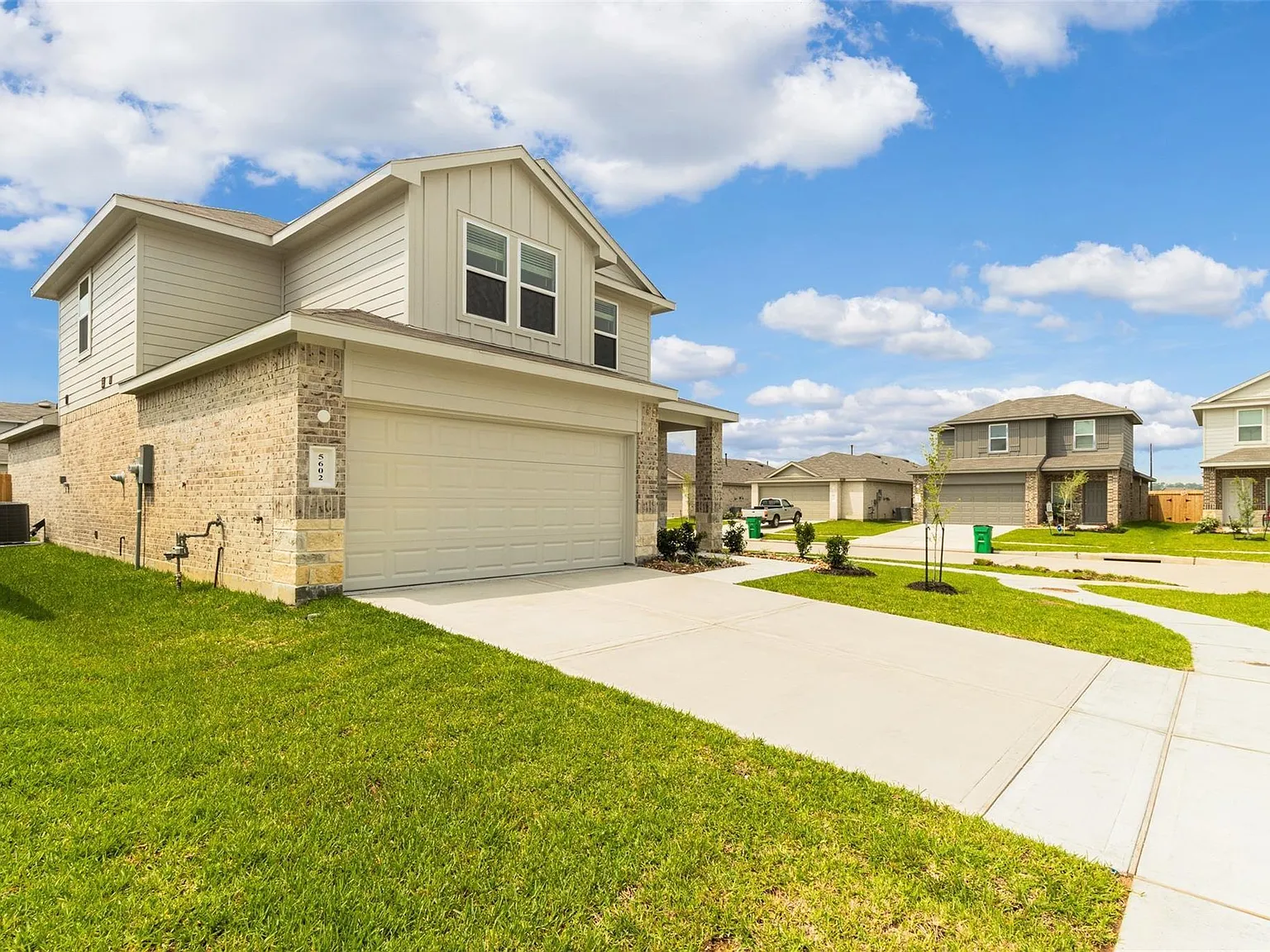 4 bed, 2.5 bath, 2042 sqft, $2,400 — Photo 3