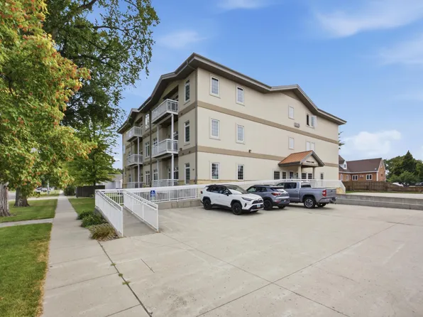 203 6th St S APT 101, Moorhead, MN 56560