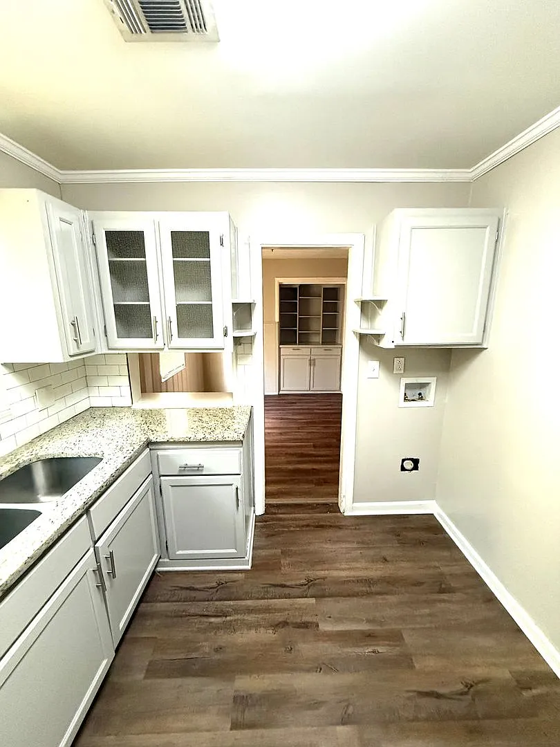 3 bed, 1.0 bath, 1062 sqft, $995 — Photo 4