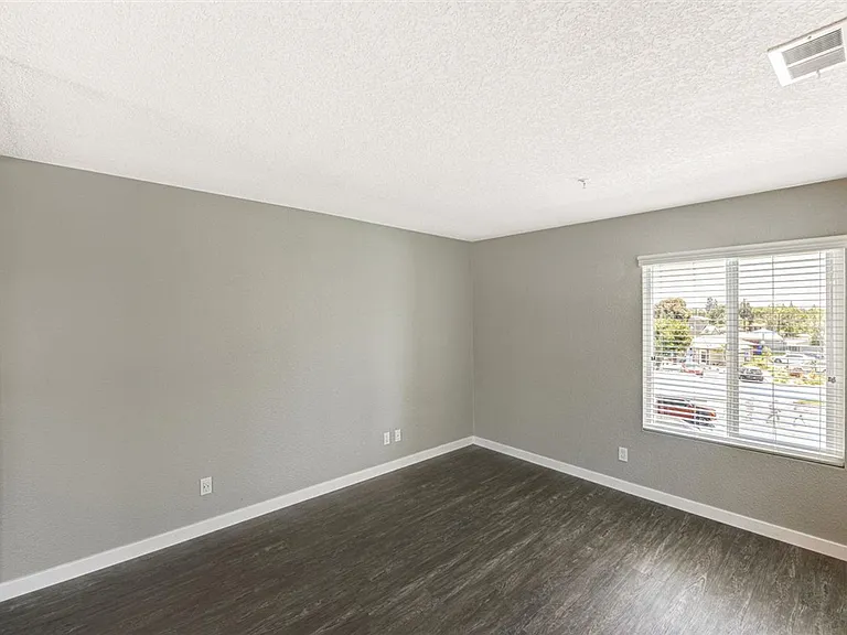 River House Apartments — Photo 15