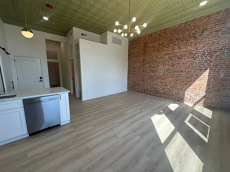 113 E Broadway St #B — Photo 2