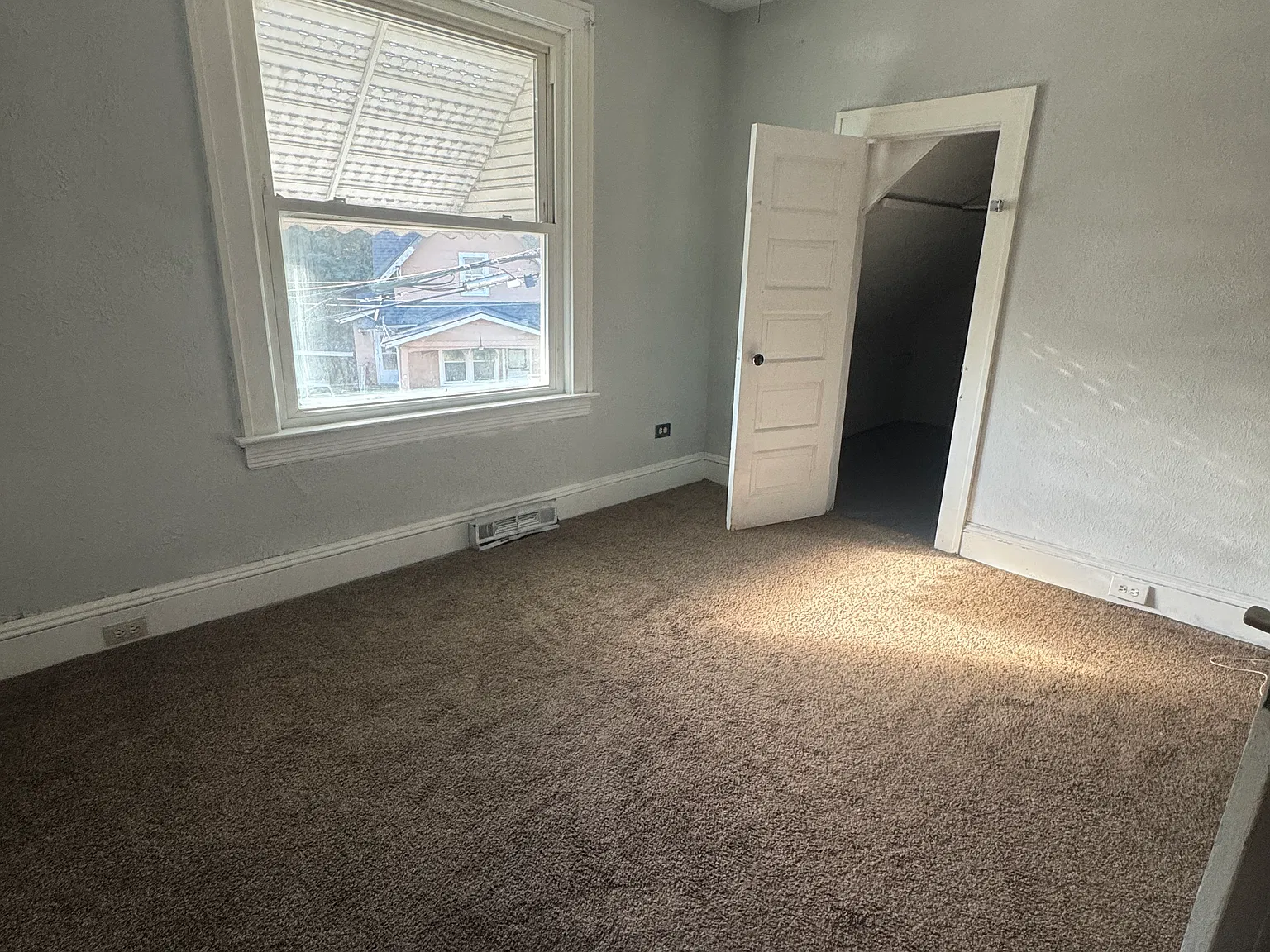 5 bed, 2000 sqft, $1,900 — Photo 3