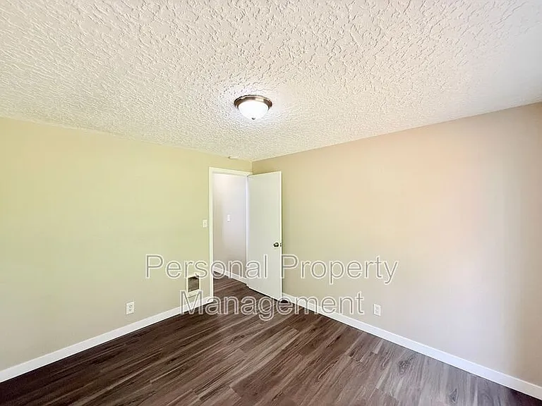 3110 Thompson Ave — Photo 9