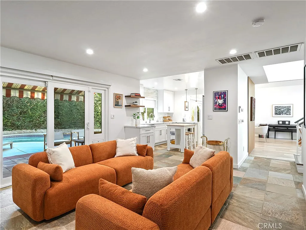 4 bed, 1930 sqft, $7,199 — Photo 3