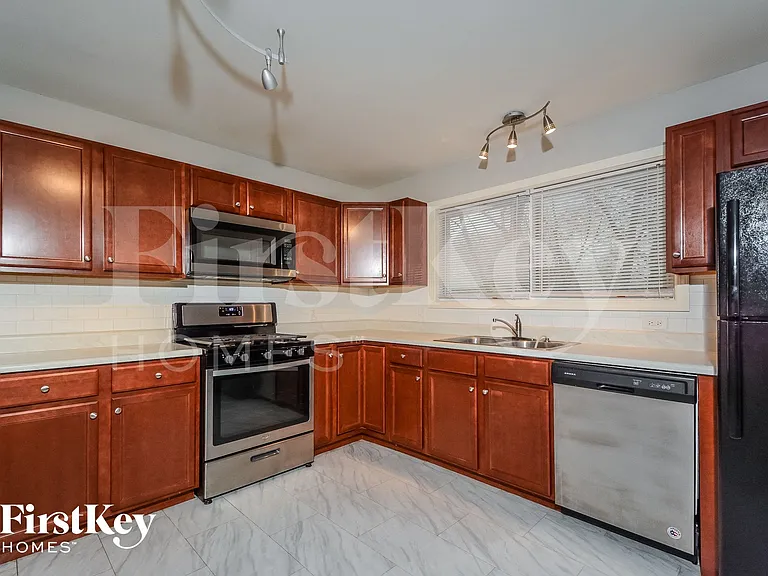 2415 Cambridge Dr — Photo 6