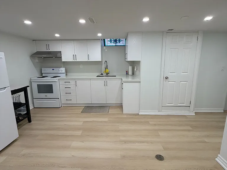 21A Lambton Ave #BASEMENT — Photo 4