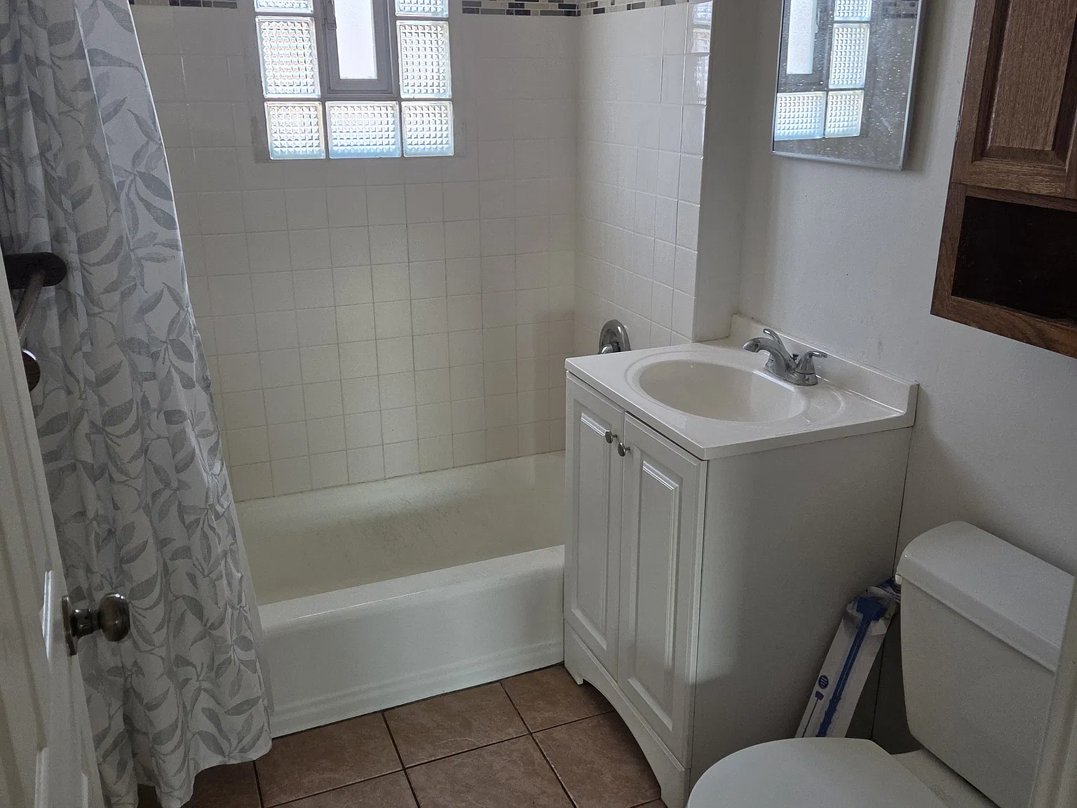 900 Kelly Ave — Photo 2