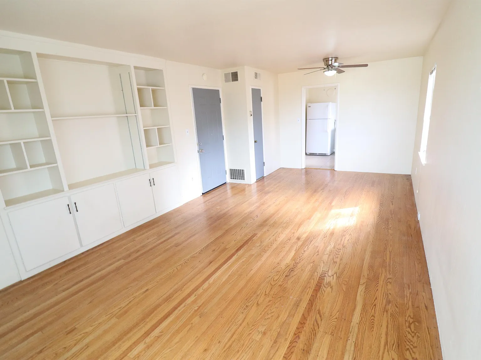 (485) 6518 Outlook Avenue - 3 — Photo 1