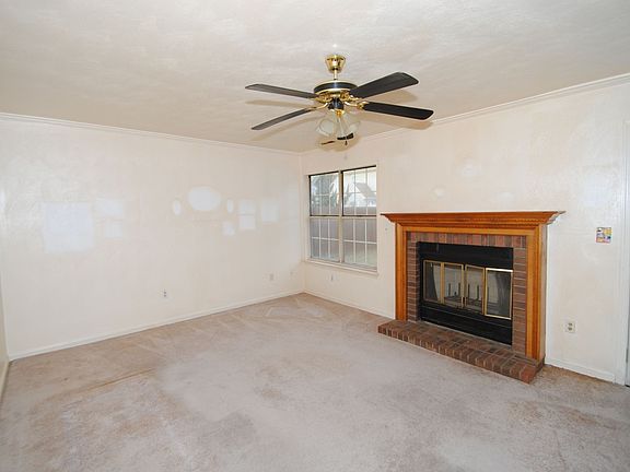 3rd image of 1932 Arlington Arch Dr