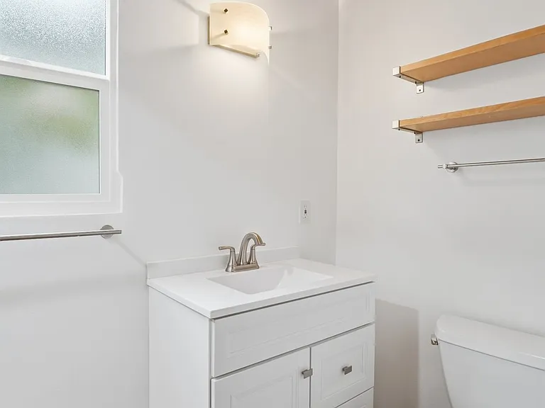 1326 Gates Ave — Photo 11