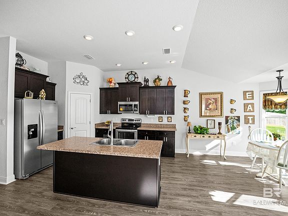 5th image of 23038 Ridgewood Dr