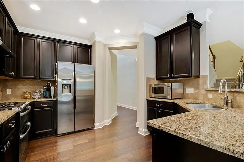 5 bed, 2528 sqft, $3,450 — Photo 3