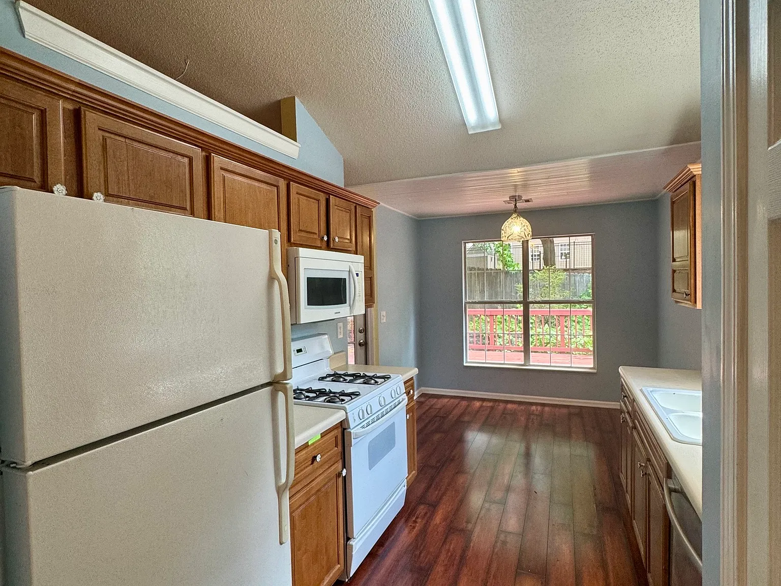 3 bed, 2.0 bath, 1518 sqft, $2,100 — Photo 3