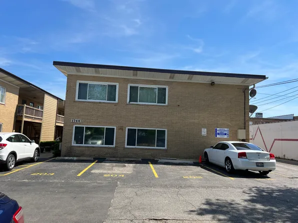 1744 E Oakton St #106-P4, Des Plaines, IL 60018