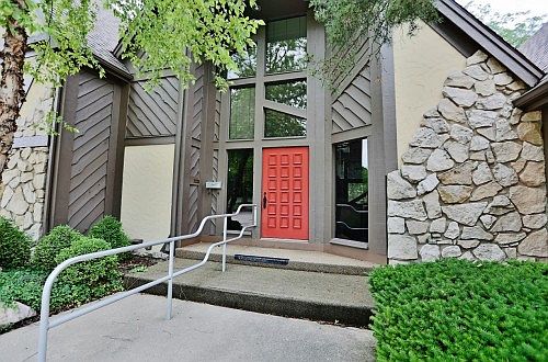 4th image of 110 N Breiel Blvd
