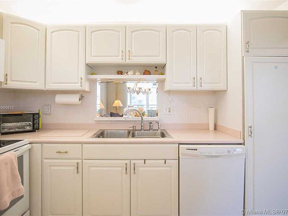 4th image of 415 SE 11th Ter APT 302
